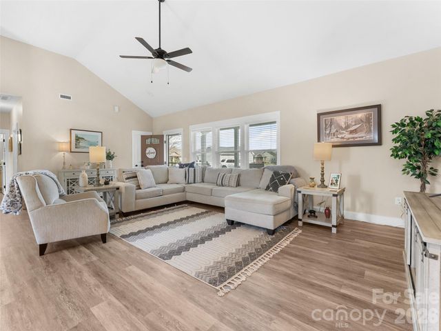 432 Sassafras Drive, Hendersonville, NC 28739