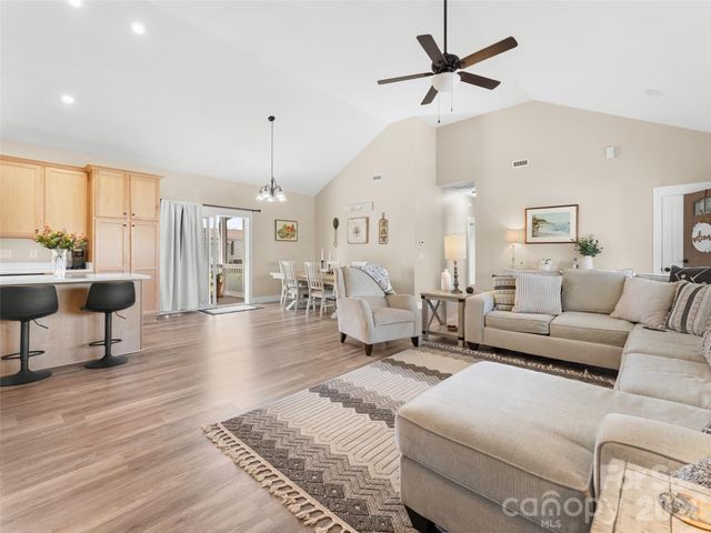 432 Sassafras Drive, Hendersonville, NC 28739