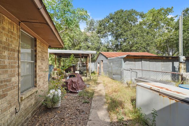 5913 County Road 225, East Bernard, TX 77435