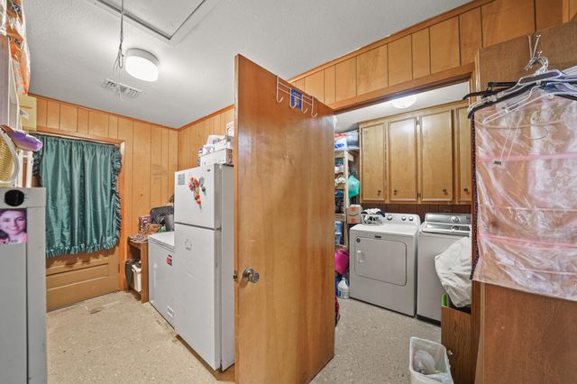 5913 County Road 225, East Bernard, TX 77435