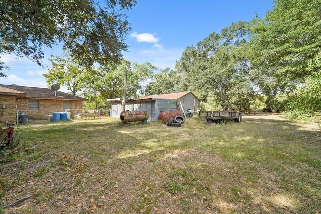 5913 County Road 225, East Bernard, TX 77435