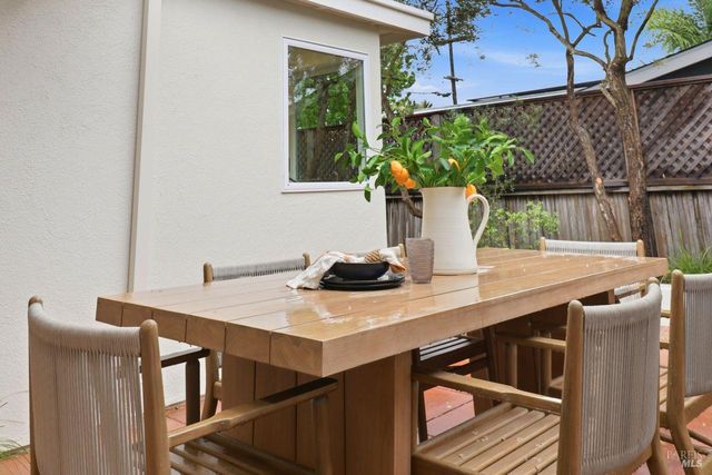 40 Corte Cayuga, Greenbrae, CA 94904