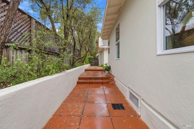 40 Corte Cayuga, Greenbrae, CA 94904