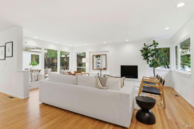 40 Corte Cayuga, Greenbrae, CA 94904