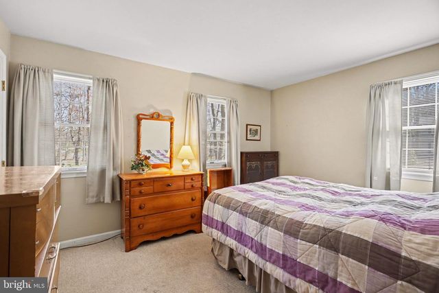 10 DOGWOOD DR, Hershey, PA 17033