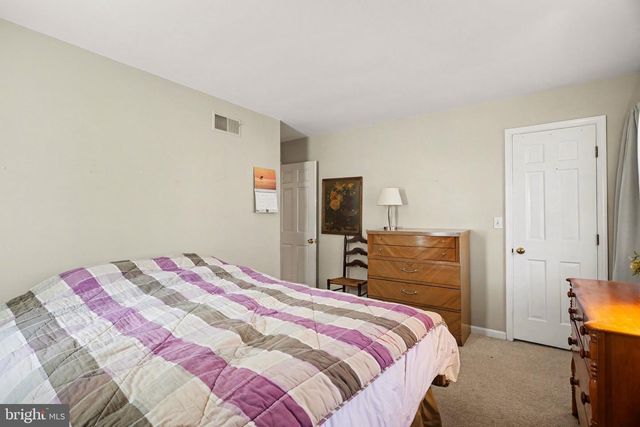 10 DOGWOOD DR, Hershey, PA 17033