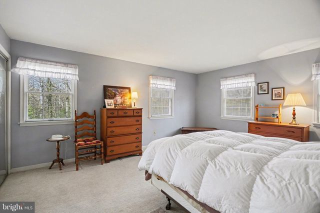 10 DOGWOOD DR, Hershey, PA 17033