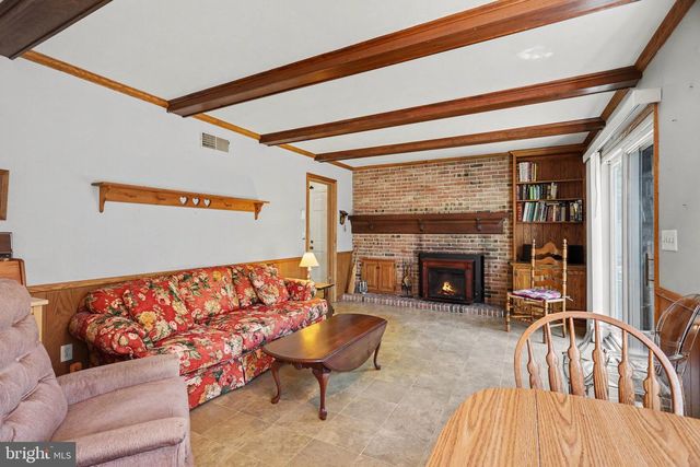 10 DOGWOOD DR, Hershey, PA 17033