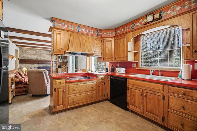 10 DOGWOOD DR, Hershey, PA 17033