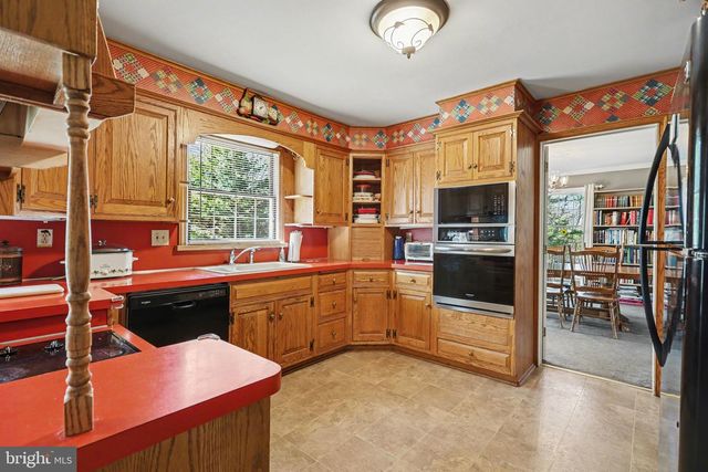 10 DOGWOOD DR, Hershey, PA 17033