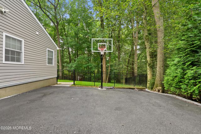 18 Stork Court, Middletown, NJ 07748