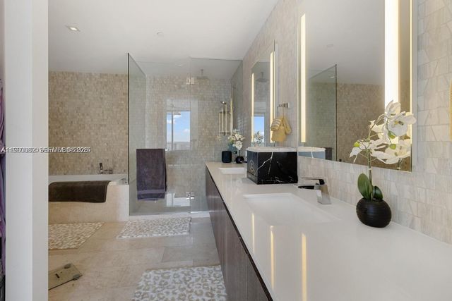 88 SW 7th St 3410, Miami, FL 33130