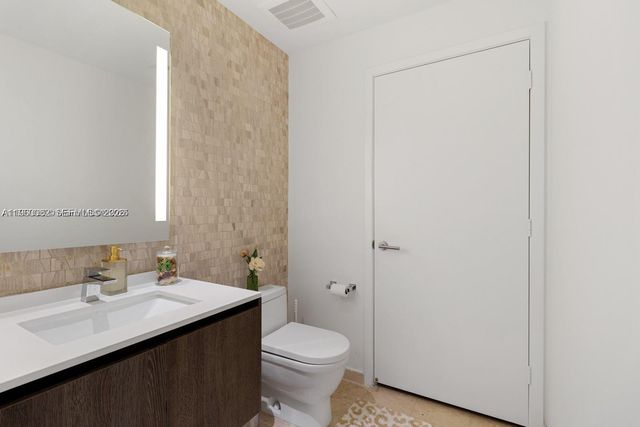 88 SW 7th St 3410, Miami, FL 33130