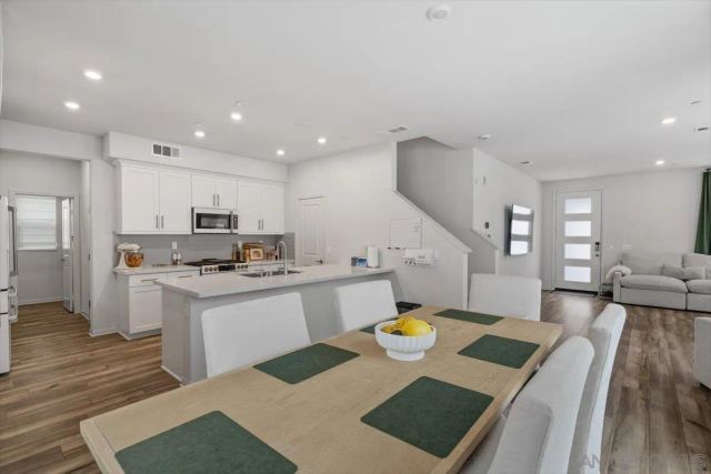 1521 Meriwood Way, Vista, CA 92083