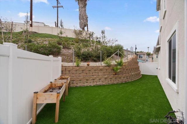 1521 Meriwood Way, Vista, CA 92083