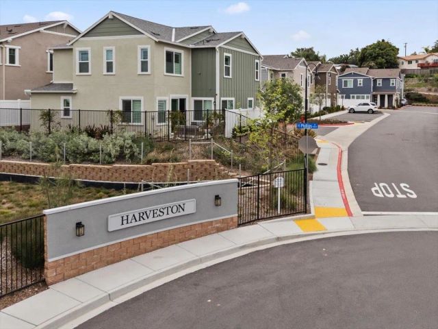 1521 Meriwood Way, Vista, CA 92083