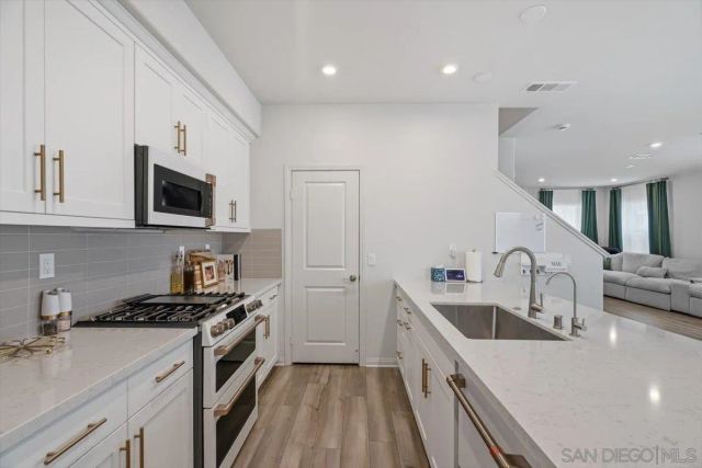 1521 Meriwood Way, Vista, CA 92083