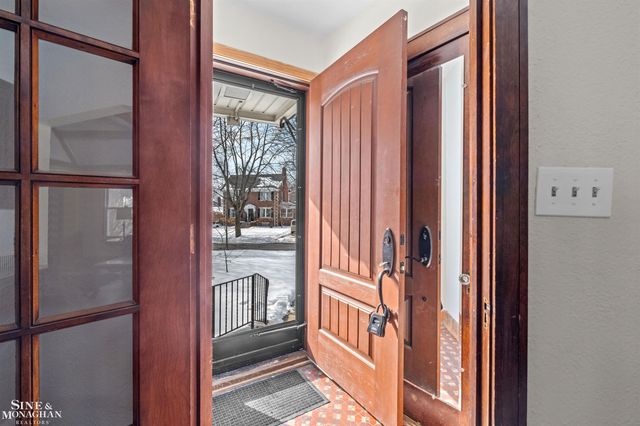 970 Lakepointe Street, Grosse Pointe Park, MI 48230