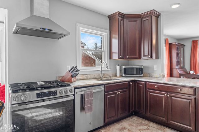 970 Lakepointe Street, Grosse Pointe Park, MI 48230