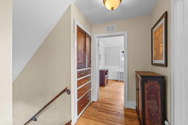 970 Lakepointe Street, Grosse Pointe Park, MI 48230