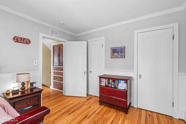 970 Lakepointe Street, Grosse Pointe Park, MI 48230