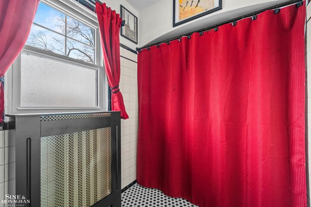 970 Lakepointe Street, Grosse Pointe Park, MI 48230