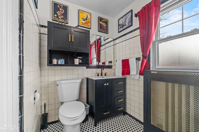 970 Lakepointe Street, Grosse Pointe Park, MI 48230