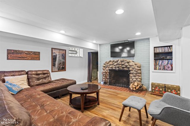 970 Lakepointe Street, Grosse Pointe Park, MI 48230