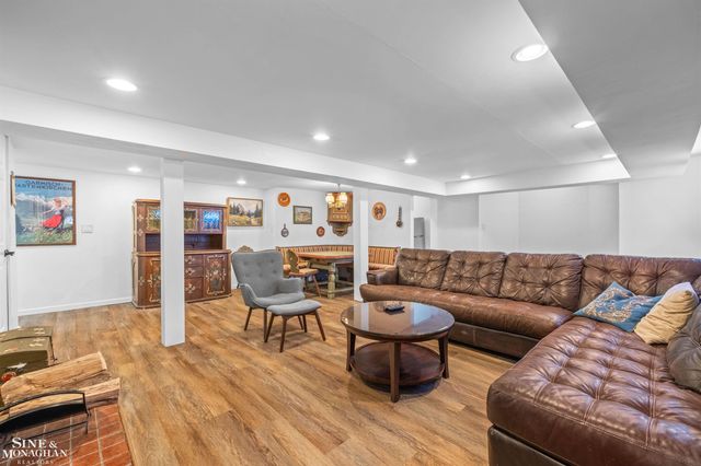 970 Lakepointe Street, Grosse Pointe Park, MI 48230