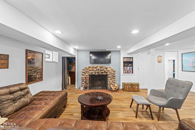 970 Lakepointe Street, Grosse Pointe Park, MI 48230