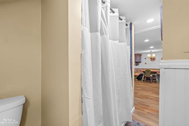 970 Lakepointe Street, Grosse Pointe Park, MI 48230