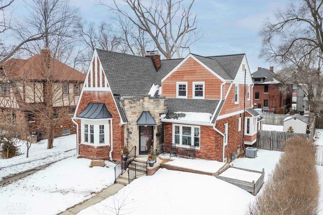 970 Lakepointe Street, Grosse Pointe Park, MI 48230