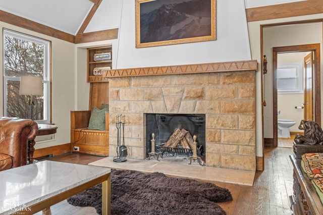 970 Lakepointe Street, Grosse Pointe Park, MI 48230