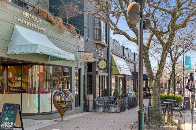 970 Lakepointe Street, Grosse Pointe Park, MI 48230