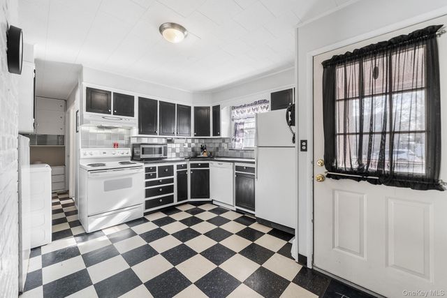 111 Stirrup Lane, Levittown, NY 11756