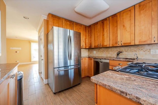 100 Baker Court 64, Island Park, NY 11558