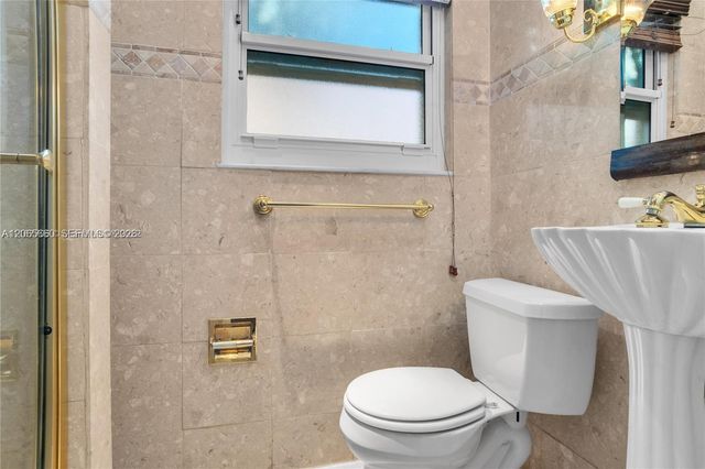 617 NE 2nd Place, Dania Beach, FL 33004