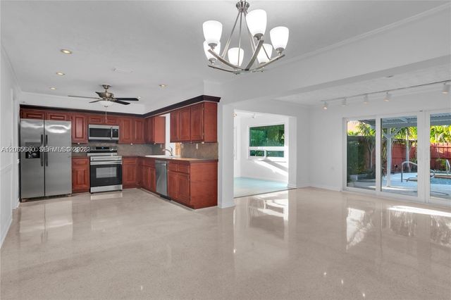 617 NE 2nd Place, Dania Beach, FL 33004
