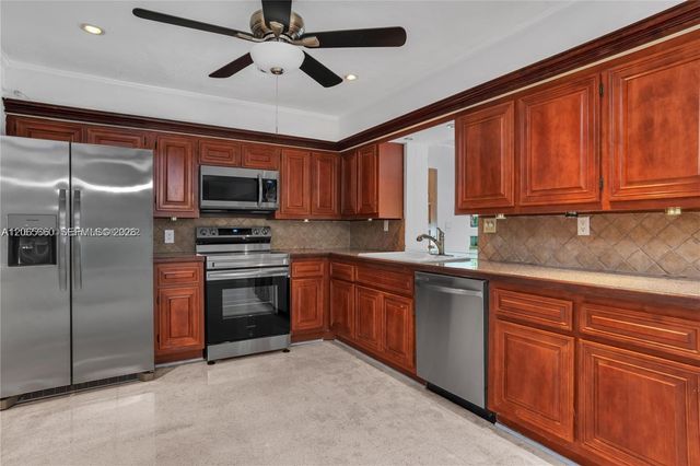 617 NE 2nd Place, Dania Beach, FL 33004