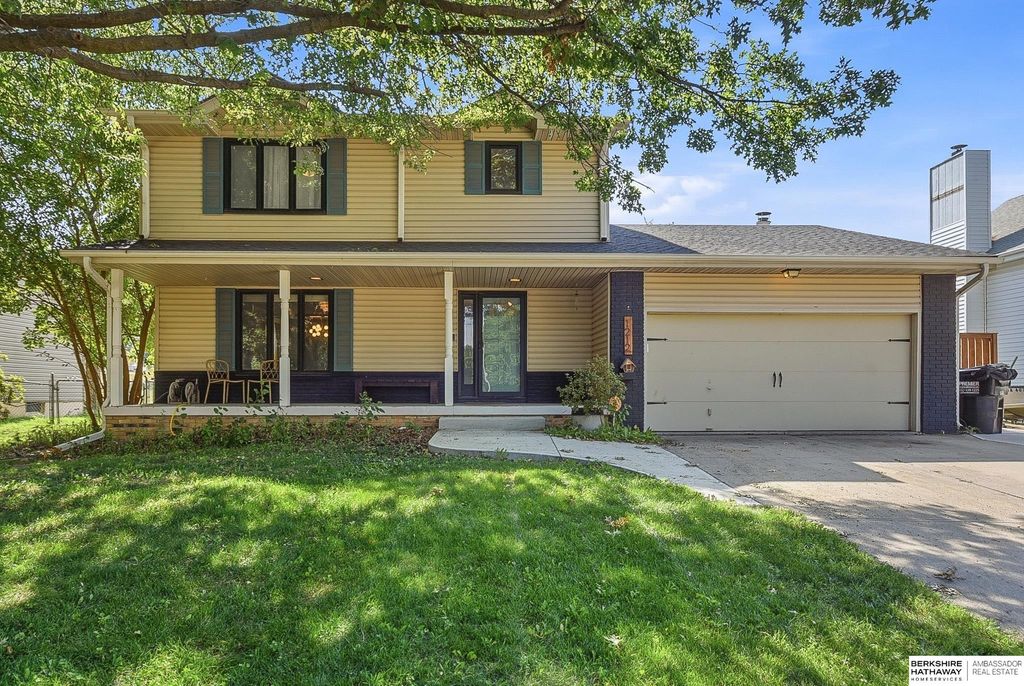 1212 Cedarwoods Drive, Papillion, NE 68046
