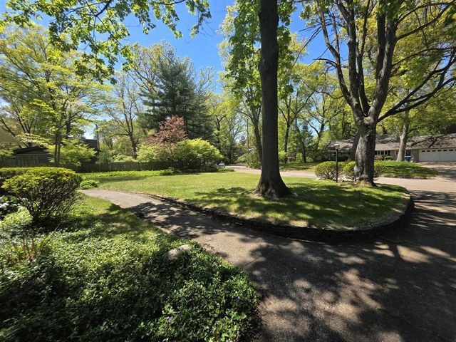 4029 Lakeside Drive, Kalamazoo, MI 49008