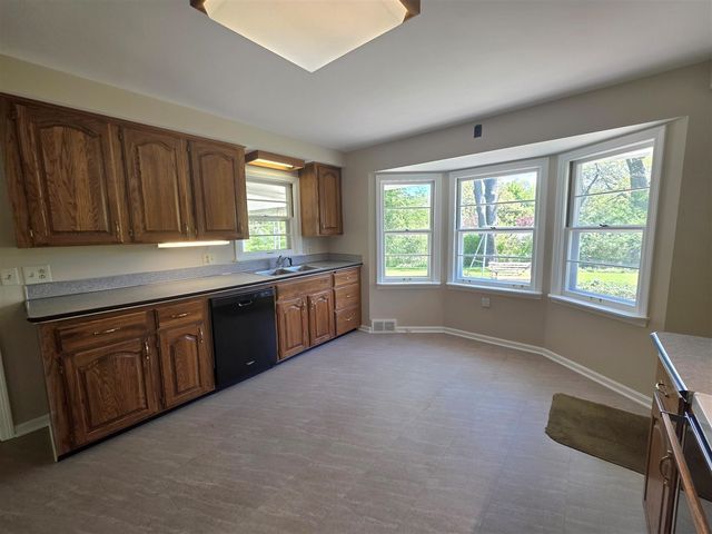 4029 Lakeside Drive, Kalamazoo, MI 49008