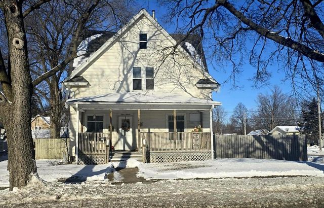 411 4th Ave Avenue, Charles City, IA 50616