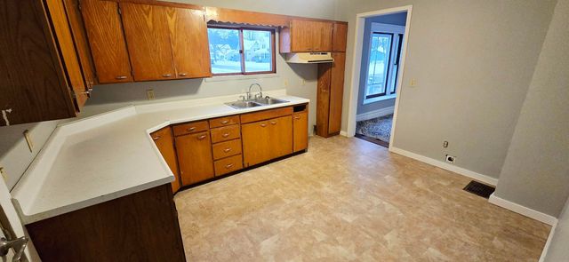 411 4th Ave Avenue, Charles City, IA 50616