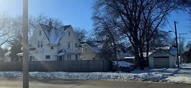 411 4th Ave Avenue, Charles City, IA 50616