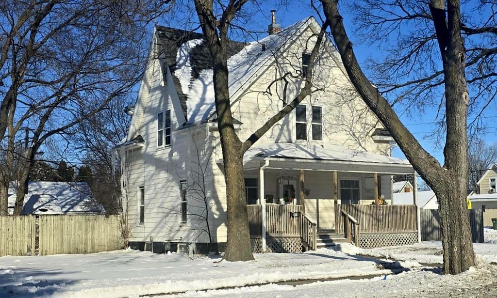 411 4th Ave Avenue, Charles City, IA 50616