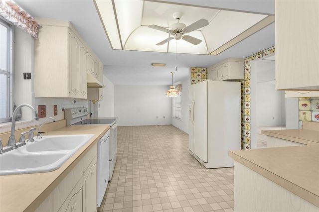 3206 VILLAGE GREEN DRIVE 1036, Sarasota, FL 34239