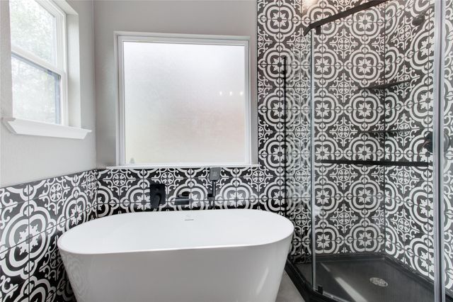 505 Chantilly LN, Spicewood, TX 78669