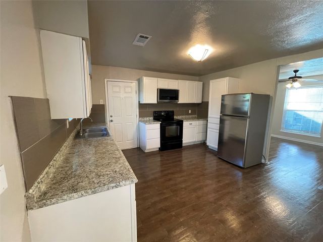 712 SW Sunnybrook Drive, Burleson, TX 76028