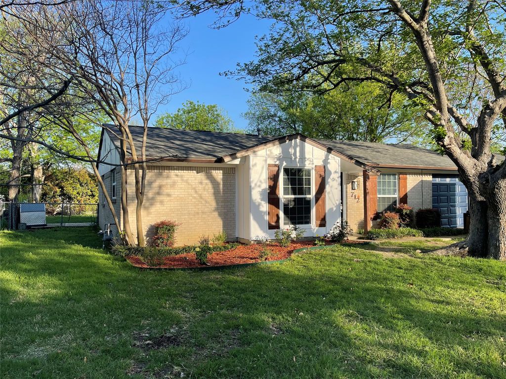 712 SW Sunnybrook Drive, Burleson, TX 76028